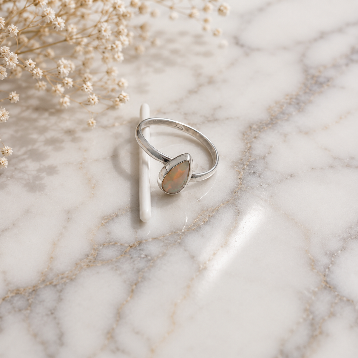 Anillo Ajustable de Ópalo Etíope en Gota Plata .925