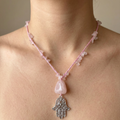 Collar Cuarzo Rosa Tejido con Mano de Fátima